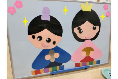 笑っている顔・泣いている顔など<br>一人ひとり違った<span style='color:#ff007f;'>個性溢れる</span><br>素敵な<span style='color:#1489ff;'>おだいりさま</span>と<span style='color:#ff7aff;'>おひなさま</span>が<br>完成しましたよ<span style='color:#ff0000;'>♪</span><br><br>ひなまつり会が終わったあとも<br>歌をうたったり、ひなかざりを<br>じっと見つめたりと<span style='color:#bc7aff;'>余韻</span>に浸るぐらい<br>楽しかったようです<span style='color:#ffa851;'>(*^^*)</span><br><br>また一つ<span style='color:#ff3399;'>素敵</span>な<span style='color:#ff4c4c;'>思い出</span>が増えた<br>一日となりました<span style='color:#ff9933;'>♡</span><br><br>次回のブログもお楽しみに<span style='color:#ffff00;'>★</span>