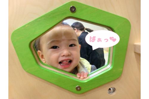 扉にも小窓がついていて<br><span style='color:#ff7f00;'>いないいないばあ</span>が<br>だいすきな子どもたちは大喜び！<br><br><span style='color:#7f00ff;'>「ばぁ！」</span>といろんなところから<br>声が聞こえます。<br>