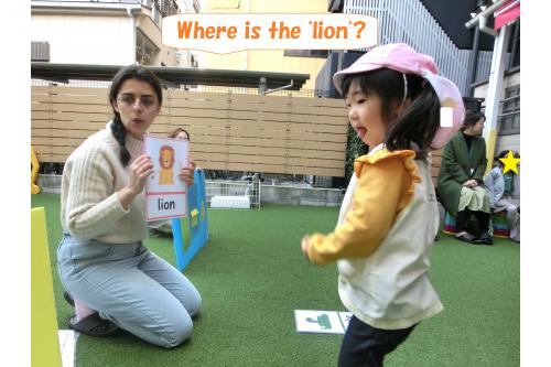 Out sid lessonのGameは<br><span style='color:#7f00ff;'>「DEAR ZOO Game」</span><br>動物園に行ってきた先生のプレゼントは<br>なんと<span style='color:#ff007f;'>動物たちが入った箱！</span>好きな動物を選び<br>どの箱に選んだ動物が入っているのか<br>探しました。<br>