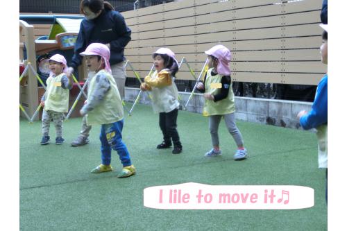 最後はみんなで<span style='color:#ff007f;'>「Dance time★」</span><br>キメポーズもばっちり決まり<br>大成功の英語参観となりました！<br><br><br>春はまだまだ英単語が出ることも少なかった子どもたちですが<br>今では<span style='color:#7f00ff;'>Flashcard</span>を見るだけで<br>たくさんの英単語が聞こえてくるようになりました♪<br><br><span style='color:#ff007f;'>「今日ABCする？」</span><span style='color:#ff7f00;'>「はやく先生来ないかな～？」</span>と<br>毎日ウキウキで楽しみにしている姿も<br>たくさん見られます(^^)<br><br><br>そんな楽しんでいる姿を<br>保護者の方に見ていただけて<br>よかったなと改めて感じました。<br><br>お家でもぜひ<span style='color:#7f00ff;'>英語でお話</span>してみてくださいね！<br><br>また、次回のブログもお楽しみに<span style='color:#ffff7f;'>★</span>