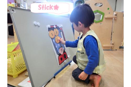 選んだFruitsをミキサーに貼り<br>みんなでMix！<br><br>手で作ったコップに<br>ジュースを入れて<span style='color:#7f00ff;'>「Cheers」</span>も<br>しましたよ<span style='color:#ffff7f;'>★</span>