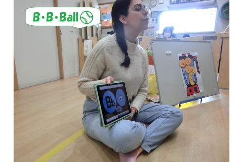 <span style='color:#ff007f;'>「Phonics」</span>は音楽に合わせて<br>全員で大きな声で歌いました！<br><br><span style='color:#00ff00;'>English teacher</span>の真似をして<br><span style='color:#ff7f7f;'>Dog</span>や<span style='color:#ff7fff;'>Pig</span>の真似もしています(^^)<br>