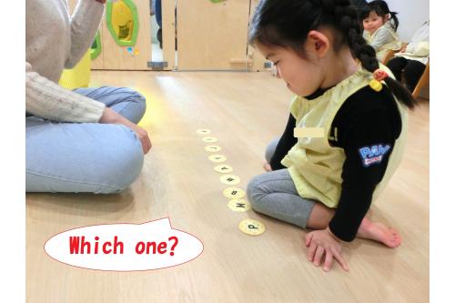 Phonics gameは<span style='color:#ff00ff;'>cookiegame！</span><br>English teacherが発音した<span style='color:#7f7fff;'>cookieを選んで…</span>