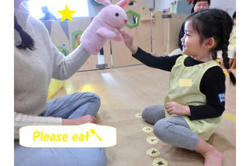 <span style='color:#ff7fff;'>Rabbit puppet</span>に<br>食べさせてあげました！<br>