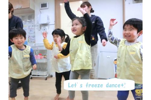 Dance timeは<br><span style='color:#0000ff;'>「Party Freeze Dance♪」</span><br><span style='color:#7fbfff;'>polar bear</span>や<span style='color:#ffbf7f;'>monkey</span>になりきって<br>ダンスをしたのですが<br><span style='color:#ff7f7f;'>「Line up please」</span>と<br>いわれると上手に並ぶことができます<span style='color:#ffff7f;'>★</span>