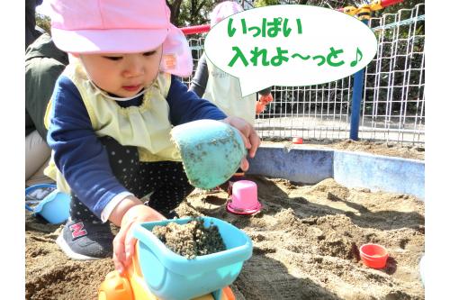 <span style='color:#8914ff;'>りすチーム(1歳児)</span>は、<br>砂場で遊びました<span style='color:#23ffff;'>(^^)</span><br><br>大人気の<span style='color:#ff28ff;'>ダンプカー!</span><br>砂を集めて走らせましたよ<span style='color:#ff2828;'>♪</span><br><span style='color:#ff9328;'>スコップ</span>の使い方もお手の物で、<br>あふれるくらい砂を入れていました<span style='color:#ffff28;'>★</span><br><br>お片付けの<span style='color:#2391ff;'>お約束</span>もしっかりと守り、<br>楽しく遊ぶことができました(^^)<span style='color:#ff23ff;'>/</span><br><br>次回のブログもお楽しみに<span style='color:#ff2323;'>!</span>