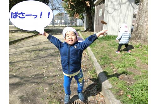 <span style='color:#9123ff;'>うさぎチーム(2歳児)</span>は、<br>久しぶりの公園に<span style='color:#ff2391;'>大興奮!</span><br><span style='color:#ff2323;'>出発前</span>から「公園行くの!?」と<br>ワクワクしていましたよ<span style='color:#ff9328;'>!</span>(^^)<span style='color:#ff9123;'>!</span><br><br>到着してからは、<br>ひよこチームと<span style='color:#28ff93;'>一緒に</span>公園内を散策しました<span style='color:#2828ff;'>♪</span><br>たくさんの<span style='color:#962dff;'>落ち葉</span>を集めて、<br><span style='color:#ff23ff;'>ばさーっ!</span>と<br><br>葉っぱの<span style='color:#ff2828;'>吹雪</span>のようにして<br>遊びを<span style='color:#ff962d;'>考えながら</span>楽しんでいました(^^)<span style='color:#ffff2d;'>v</span>