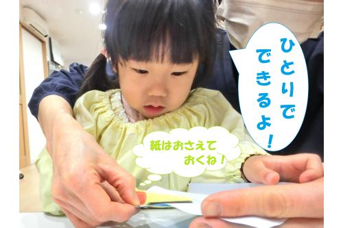 <span style='color:#ff007f;'>一人</span>でできることも<span style='color:#ff7aff;'>たくさん</span>増えました<span style='color:#ffff00;'>!</span><br><span style='color:#7affff;'>手洗い</span>、<span style='color:#bc7aff;'>靴の着脱</span>、<span style='color:#ffbc7a;'>一人でご飯を食べる</span>こと…。<br><br><span style='color:#bc7aff;'>ハサミ</span>も最初は<span style='color:#bcff7a;'>先生が一緒</span>に持って<br>補助をしながら切っていましたが<br>今では<span style='color:#ff007f;'>一人</span>でチョッキン<span style='color:#ff7aff;'>!!</span>