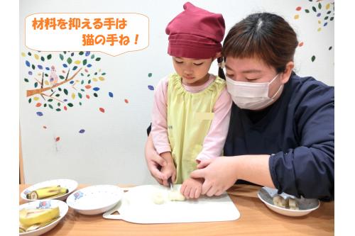 午前中は<span style='color:#ff007f;'>うさぎチームさん</span>が<br>クレープの中に入れる<span style='color:#00ff00;'>バナナ</span>を<br>切ってくれました！<br><br><span style='color:#ffbf7f;'>〇包丁は危ないからぎゅっとしっかりと持つ</span><br><span style='color:#7f7fff;'>〇振り回さない</span><br><span style='color:#ff7fbf;'>〇材料を抑える手は猫の手</span><br><br>のお約束をしてから始めたのですが<br>しっかりと守って<span style='color:#007fff;'>安全に切ることが</span>できました<span style='color:#ffbf7f;'>♪</span><br><br><span style='color:#ff007f;'>「おいしくできるかなぁ？」</span><span style='color:#7f00ff;'>「切るの楽しい！」</span>と<br>お話してくれましたよ<span style='color:#ffff00;'>(^^♪</span>