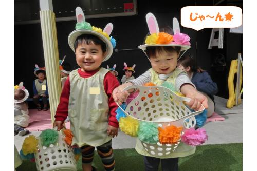 イースターといえば<span style='color:#ff00ff;'>うさぎ</span>!<br>ということで<br>みんなが手作りした<span style='color:#ff00ff;'>うさぎの耳</span>をつけて<br>園庭へエッグハントへ♪<br><br>お天気もよく<br>絶好の<span style='color:#ff7f00;'>エッグハント日和</span>になりました♡<br>