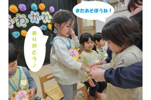 触れ合い遊びをお兄ちゃん・お姉ちゃんにしてもらった<br>お返しに<span style='color:#ffbc7a;'>メダル</span>の<span style='color:#ff7a7a;'>プレゼント</span>を送りました<span style='color:#ffff00;'>！</span>
