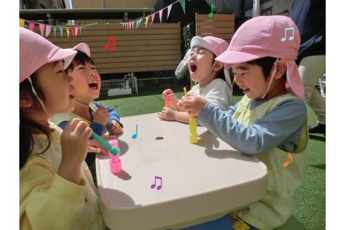 お弁当前にお天気が良かったので<br><span style='color:#ff00ff;'>うさぎチームさん（2歳児）</span>は<span style='color:#7affff;'>しゃぼん玉</span>をしました！<br>