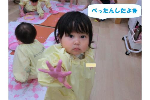 <span style='color:#ff7f00;'>ぺったんできた!</span>と<br>手を見せてくれる子も多くいました<span style='color:#ffff00;'>★</span><br><br>手形も足形もとってもきれいに<br><span style='color:#ff007f;'>お花</span>にすることができました<span style='color:#00ffff;'>(^^♪</span>