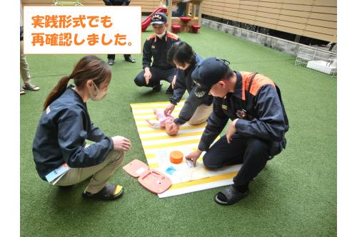 おさらいが終わると<span style='color:#7fbfff;'>人形と<br>AEDのデモ機を使用</span>して<br>実戦形式での再確認を行いました。<br><br><br>実際に倒れた子どもへの声掛けはもちろん<br>何を優先させるべきか<br><span style='color:#ff7f7f;'>咄嗟の判断のポイント</span>も細かく教えていただきました。<br><br><span style='color:#7f7fff;'>童謡「うさぎとかめ」</span>の速さでの胸骨圧迫など<br><span style='color:#ffbf7f;'>実際に焦ってしまいそうな場面での<br>落ち着いての対応方法</span>なども知れたので<br><span style='color:#0000ff;'>シュミレーション訓練</span>などでも<br>取り入れていこうと思います。<br><br><br><br>4月は新しい環境ということもあり<br><span style='color:#ff00ff;'>乳幼児突然死症候群(ＳＩＤＳ)</span>などの<br>確率も上がると言われています。<br><br><br>もしもに備えた訓練を行うことで<br><span style='color:#00ff00;'>保護者の皆様にも安心</span>していただける環境づくりを<br>していけたらと思います。<br><br>また、次回のブログもお楽しみに<span style='color:#ffff00;'>★</span>