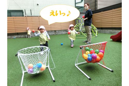 「<span style='color:#75ff75;'>どん</span>」の声と同時に<br>カゴに向かって<span style='color:#ff5151;'>とても速い</span>スピードで<br>走る<span style='color:#ffa54c;'>りすチームさん</span><span style='color:#ffff84;'>!!</span><br><br><span style='color:#ff70ff;'>勢いよく</span>走りすぎてカゴを通り過ぎてしまう<br>お友達もいましたよ<span style='color:#ff7a7a;'>(^^♪</span><br><br>そしてカゴに向かって<span style='color:#7affff;'>ボール</span>を<br>投げる時の決めセリフ<br>「<span style='color:#007fff;'>えいっ</span>」の声が<br>たくさん飛び交っていました<span style='color:#42ff42;'>♡</span><br><br><span style='color:#ff6b6b;'>温かい日</span>には園庭に出て<br>ボール遊びやサーキットなど<br><span style='color:#b56bff;'>体を動かして遊ぶ楽しさ</span>を<br>伝えていけたらと思います<span style='color:#ff3399;'>♪</span><br><br>次回のブログもお楽しみに<span style='color:#ffff00;'>★</span>