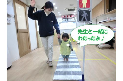 最後は実際に、信号を見て横断歩道を<br>渡ってみました<span style='color:#ff70ff;'>!(^^)!</span><br>1歳児さんも、先生と一緒に<span style='color:#75ff75;'>手を繋いで</span><br>上手に渡ることができましたよ<span style='color:#ffb770;'>♪</span>