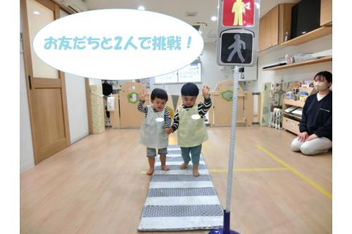 うさぎチームさんは<br><span style='color:#ff38ff;'>お友だちと</span>手を繋いで２人で挑戦!<br><br><br>信号が<span style='color:#3838ff;'>青</span>になったことを確認してから<br>歩き出し、忘れずに手も上げていました<span style='color:#ff70ff;'>(^^♪</span><br>これで<span style='color:#70b7ff;'>交通ルール</span>もばっちりのようです<span style='color:#ffff28;'>★</span><br><br><span style='color:#ffb770;'>お散歩先</span>でも、信号や横断歩道に<br>興味を持ってもらえるよう<br>今日のお話を少しでも<br>思い出してもらえたらと思います<span style='color:#ff70b7;'>♪</span><br><br><span style='color:#ffba75;'>次回のブログもお楽しみに★</span>