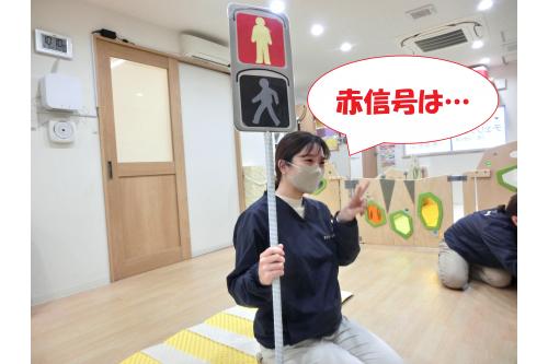 実際に手作りの<span style='color:#ffb770;'>信号機</span>を見てもらいました<span style='color:#75ff75;'>♪</span><br>「<span style='color:#ff1919;'>赤</span>の時は…？」<br>「<span style='color:#ff2323;'>とまる！</span>」とうさぎチームさんが中心となって<br>教えてくれました！<br><br>「<span style='color:#3333ff;'>青</span>は、<span style='color:#3838ff;'>すすむ</span>んだよ」と<br>信号のお話と、横断歩道の渡り方のお話を<br>しっかり聞いてくれた子どもたちです<span style='color:#70ff70;'>(^^♪</span>