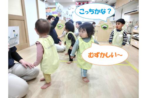 お話が終わると、<span style='color:#7070ff;'>交通安全クイズゲーム！</span><br>「進んでいいのは<span style='color:#2d2dff;'>青色？</span><span style='color:#ff2d2d;'>赤色？</span>」<br>どっちか思い出しながらあってると思う方の絵<br>を見てわかれました<br><br>まだ難しい子どもたちもいましたが、<br>答えを発表すると<span style='color:#ff70b7;'>大喜び</span>の様子で<br>楽しく<span style='color:#70b7ff;'>交通安全のルール</span>を<br>知ることができましたね<span style='color:#ff70ff;'>♪</span>