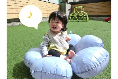最初は<span style='color:#7fff00;'>芝生</span>の感触が<span style='color:#42a0ff;'>苦手</span>だったようで<br>先生のお膝の上で<span style='color:#ff4747;'>ポカポカ</span>太陽の光を浴びて<br><span style='color:#ff42ff;'>ひなたぼっこ</span>をしていた子どもたち<span style='color:#ffff00;'>★☆★</span><br><br>「<span style='color:#ff870f;'>これなんだ？</span>」と芝生に興味を持ち<br><span style='color:#42ffa0;'>触って確かめる</span>姿が見られましたよ！<br><br><span style='color:#a042ff;'>大丈夫</span>だと分かると園庭を<span style='color:#ffa042;'>自由に</span><br>ハイハイで<span style='color:#00ff00;'>移動</span>してお友だちが遊んでいる<br>様子を<span style='color:#4747ff;'>観察</span>したり、お花の風船の上に座って<br><span style='color:#ff42ff;'>ひなたぼっこ</span>を楽しみました<span style='color:#ff47a3;'>(^o^)♪</span>