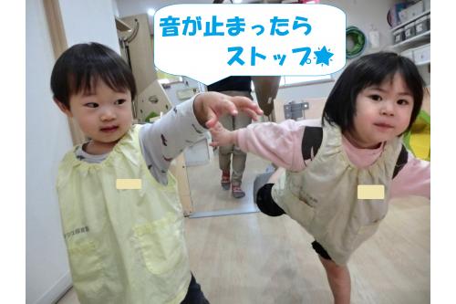 まず<span style='color:#ff007f;'>は楽器の音</span>に合わせて<br>動いてみよう！ということで<br><br><span style='color:#00ff00;'>タンバリン→ジャンプ</span><br><span style='color:#ff7f00;'>カスタネット→歩く</span><br><span style='color:#ff0000;'>鈴→走る</span><br>に挑戦！<br><br><br><span style='color:#bf7fff;'>音が鳴ったらストップね～！</span>と<br>伝えるとポーズもつけて<br>ストップできました<span style='color:#ffff00;'>★</span>