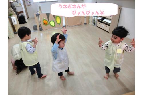 ピアノに合わせて<br>動物に変身してみよう！<br><br>という遊びでは<br><span style='color:#ff7fff;'>「うさぎ」</span><span style='color:#7fbfff;'>「ぞう」</span><span style='color:#00ff00;'>「亀」</span>などに変身。<br><br><br>中でも子どもたちのお気に入りは…<br>