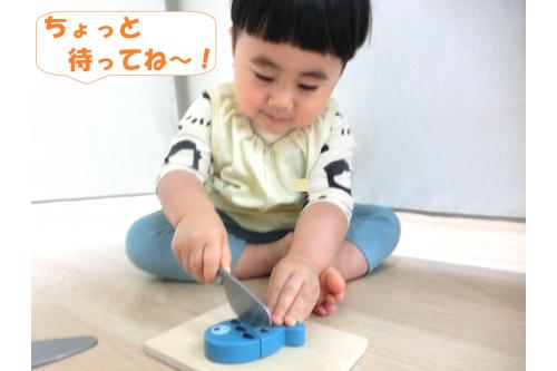 普段から<span style='color:#ffbf7f;'>お母さん、お父さん、調理員の先生</span>が<br>お料理している様子を見ているからか<br><span style='color:#7f00ff;'>包丁を上手に持って</span>食材を切っていた子どもたち。<br><br><br>黙々と切ってはお皿に乗せて<br>料理をみんなに提供していました<span style='color:#ffff00;'>★</span>