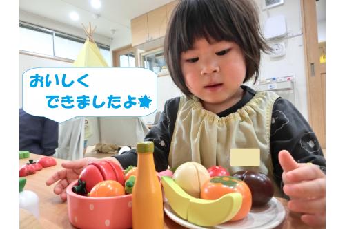 たくさんの食べ物をお皿に乗せて<br><span style='color:#ff7f7f;'>「おいしいご飯できましたよ~」</span><br><span style='color:#7fff7f;'>「召し上がれ~!」</span>と食べさせてくれたり<br><span style='color:#7f7fff;'>「これ好き?」</span>と優しく聞いてくれたりしながら<br>遊ぶ姿が見られるようになりました<span style='color:#00ff7f;'>(^^♪</span><br><br>お友だちや先生と関わりを持って遊ぶことが<br><span style='color:#0000ff;'>たのしい!</span>という時期なようで…<br>