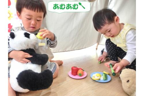 このように<span style='color:#ff7f00;'>同じことをして<br>遊ぶ姿</span>も増えてきました<span style='color:#ff00ff;'>♡</span><br><br>ひよこチームさんを見てか<br><span style='color:#7fff7f;'>「お世話したい!」</span>気持ちも大きくなっているようで<br>ぬいぐるみたちに<span style='color:#ff7fbf;'>「ご飯食べるよ~!」</span><span style='color:#7f7fff;'>「あむあむ。おいしいね」</span>と<br>話しかける姿も多くみられるようになりました。<br><br><br>お友だちや先生と<span style='color:#ff7f00;'>関わりを持つのがたのしい!</span><br>一方で気持ちがうまく伝わらずなんでだろうと<br><span style='color:#0000ff;'>悲しくなったり怒ってしまったり</span>という姿も見られます。<br><br><br>1人ひとりの思いを受け止めながらも<br><span style='color:#ff007f;'>たのしい気持ちが続くよう</span>に<br>していきたいと思います!<br><br><br>また、次回のブログもお楽しみに<span style='color:#ffff00;'>★</span>