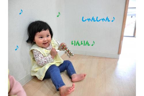 先生がどんなふうに<span style='color:#ff70b7;'>音</span>を鳴らしているか<br>よく見ているようで<br><span style='color:#ffb770;'>真似をして</span>楽しむ姿も見られました<span style='color:#ff75ff;'>♪</span><br><br>音を鳴らすだけでなく、<br>「しーーーー」と<span style='color:#75ffff;'>静かな合図</span>を出すと<br>子どもたちも真似をして<br>一緒に「しーー」としずかになったり<br><span style='color:#75ff75;'>真似っこ遊び</span>としても楽しんだ子どもたちです<span style='color:#ff75ff;'>(^^♪</span>