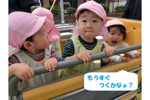 出発前に<span style='color:#ff7f00;'>「もしもしとお口あーんするんだよ」</span>と<br>お話をしていたので少し緊張の面持ちでしたが<br><span style='color:#ff0000;'>郵便車</span>や大きな<span style='color:#7fbfff;'>トラック</span>を<br>道中に見つけて<span style='color:#7f00ff;'>「おーい!」</span>と<br>手を振る姿も!<br>