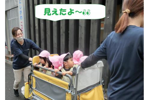病院が近づいてくると<br><span style='color:#ff7f00;'>「ここ知ってる!」</span>などの<br>声も聞こえてきました<span style='color:#00ffff;'>(^^♪</span><br>道中は先日話があった交通安全の<br>お話をよく覚えていて<span style='color:#ff0000;'>「赤信号は止まれ!」</span><br>とお話していましたよ<span style='color:#ffff00;'>★</span>