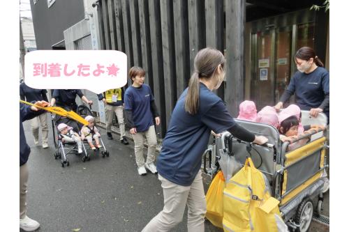 無事到着し、<span style='color:#7f00ff;'>内科健診</span>を<br>受けることができました。<br><br><br>泣くこともなく上手に受ける姿に<br>病院の先生も<span style='color:#00ff00;'>「上手だね!」</span>と<br>たくさん褒めてくれました<span style='color:#ff007f;'>(^^♪</span><br><br>健康第一でこれからも保育園で<br>たのしく過ごせたらと思います。<br><br><br>また、次回のブログもお楽しみに<span style='color:#ffff00;'>★</span>