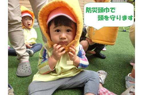 揺れが収まったあとも<br><span style='color:#ff007f;'>頭を守るためにみんなで防災頭巾を</span>かぶりました。<br><br><span style='color:#ff7f00;'>「頭を守るためにつけていてね」</span><br>と伝えると上手にかぶってくれていましたよ!<br>