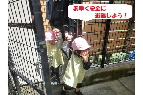 建物崩壊の恐れありということで<br><span style='color:#7f00ff;'>園外へ避難</span>することに。<br><br><br>今回は訓練ということもあり<br>防災頭巾は置いて避難しました。<br>