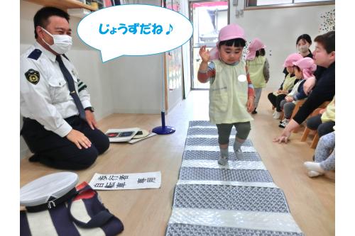お話が終わると実際に<br><span style='color:#75ffba;'>横断歩道</span>を渡る練習をしました<span style='color:#ff75ff;'>(^^♪</span><br><br><span style='color:#70ff70;'>「上手だね~!」</span>とたくさん褒めてもらい<br><span style='color:#ff7575;'>自信</span>がついた子どもたちです<span style='color:#ff75ba;'>♪</span>