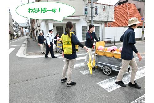 続いて、いつもお散歩に行く公園までの道を<br>一緒に来てもらい<br><span style='color:#ba75ff;'>交通安全指導</span>をしてもらいました。<br><br>慣れた道で普段気がつかない<br><span style='color:#ff75ba;'>危険の可能性</span>なども教えて頂いたりと<br>職員も改めて交通安全への<span style='color:#75baff;'>意識が強まりました!</span>