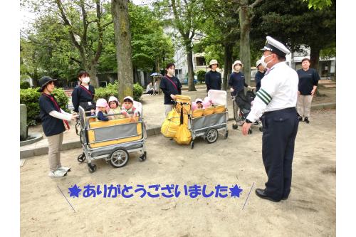 <span style='color:#ff75ff;'>無事に公園に到着!</span><br><span style='color:#ba75ff;'>交通安全</span>について<br>優しく丁寧に教えて頂きました。<br><br>最後は<span style='color:#70ffff;'>警察官の方</span>にお礼を言って<br>お別れをしましたよ<span style='color:#ff75ba;'>(^^)</span>