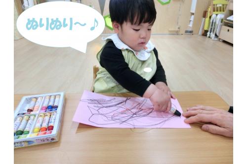 今日は「<span style='color:#7abcff;'>おさんぽバッグ</span>」を作るよ!!<br>と伝えると<span style='color:#ff9b38;'>キラキラ</span>した物や<br>身につけるカバンなどが大好きな<br>子ども達は両手を上げて<br><span style='color:#ff6bff;'>大喜び</span>していました<span style='color:#75ffff;'>(*^^*)</span><br><br>まず最初は画用紙にクレヨンで<br><span style='color:#afff60;'>模様付け</span><span style='color:#3dff3d;'>♪</span><br><br><span style='color:#ff7fff;'>パステルカラー</span>、など好きな色を選び<br><span style='color:#bc7aff;'>ダイナミック</span>に描いていましたよ<span style='color:#ff47a3;'>♡</span>