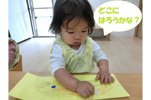 次は、シールを貼って<br><span style='color:#ff00ff;'>可愛く</span>飾りつけ<span style='color:#ffaa56;'>♡</span><br><br>「お友達はどこにはるのかな?」<br>と製作の様子を<span style='color:#23ffff;'>見つめる姿</span>や<br><br>「じょうず~」とお互いに<br><span style='color:#3399ff;'>褒め合ったり</span>と<br><span style='color:#ffbc7a;'>ほっこりする場面</span>も見られました<span style='color:#ff3838;'>♡♡</span>