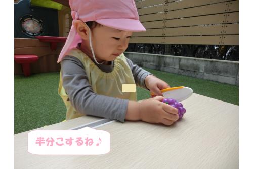 <span style='color:#ff7f00;'>半分こ</span>がこの日の子どもたちの中で<br>ブームのワードだったようで<br><br><span style='color:#ff00ff;'>「○○くん!半分こしたからあげるよ♡」</span><br><span style='color:#ff7f00;'>「先生!半分こして食べよ!」</span><br>とたくさんの<span style='color:#7f00ff;'>お誘いの言葉</span>が<br>聞こえてきました♪<br>
