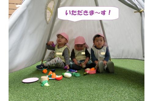 テントの中は食事場所だったようで<br>みんなで並んで<br><br><span style='color:#ff0000;'>「いただきま~す!」</span><br>と大きな声が聞こえてきました<span style='color:#00ffff;'>(^^)</span><br><br>子どもたちだけで<br><br><span style='color:#ff7fbf;'>「ここでご飯作ろう!」</span><br><span style='color:#7fff7f;'>「こっちで食べようね」</span><br>などのやり取りができたり<br><br><span style='color:#007fff;'>「これとこれ交換しよ!」</span><br>などの<span style='color:#ff7f00;'>ものの貸し借り</span>も<br>できるようになってきました。<br><br><br><span style='color:#7f00ff;'>やりとりを楽しめるような遊び</span>を<br>どんどん取り入れていきたいと思います!<br><br><br>また、次回のブログもお楽しみに<span style='color:#ffff00;'>★</span>