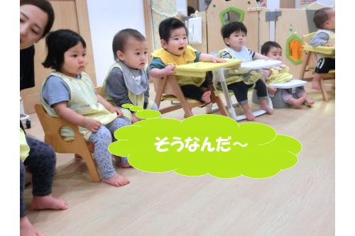 <span style='color:#ff42a0;'>うさぎチーム（２歳児</span>）<br><span style='color:#42a0ff;'>リスチーム（１歳児）</span>はもちろん<br><span style='color:#ffa042;'>ひよこチーム（０歳児）</span>のお友だちも<br>真剣にお話を聞いていましたよ！<br>