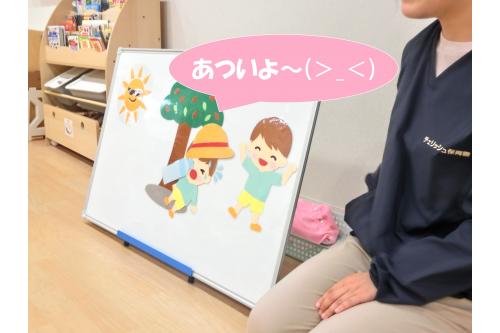 お外に行くときは<br><span style='color:#ff42ff;'>帽子</span>をちゃんとかぶって<br><span style='color:#ffa042;'>お茶やお水</span>を飲まないと<br><span style='color:#42a0ff;'>しんどくなる</span>んだよー<br><br>と<span style='color:#a042ff;'>パネルシアター</span>を使って<br>お話をしてもらいました<span style='color:#42ffff;'>!(^^)!</span>