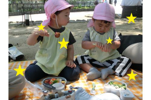<span style='color:#ff7f00;'>お弁当</span>を食べました!<br><br>お外で食べるごはんは格別なのか<br><span style='color:#ff007f;'>「おいしい~!」</span>と<br>ニコニコで食べていました♪<br><br><br><span style='color:#007fff;'>たくさんの動物</span>を見ることができて<br>帰ってきてからも<span style='color:#7f00ff;'>お話してくれていた</span>子どもたち!<br>お家でもぜひ<span style='color:#ff7f00;'>たのしかった思い出</span>を<br>聞いてみてくださいね<span style='color:#007fff;'>(^^♪</span><br>また、次回のブログもお楽しみに<span style='color:#ffff00;'>★</span>
