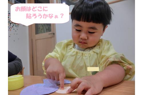 仕上げは糊でお顔と長靴を貼り付け。<br><br>糊にもすっかり慣れてきたようで<br><span style='color:#ff7f00;'>「1の指でするんだよ！」</span>と<br>得意げに教えてくれました<span style='color:#ffff00;'>★</span>