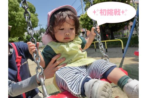 りすチームは<br><span style='color:#0000ff;'>大きなブランコ</span>に初挑戦！<br><br>不安定なブランコにゆらゆら揺られて<br>初めは少し不安そうにしていましたが<br>慣れてくると<span style='color:#ff7f00;'>ウキウキした顔</span>を<br>見せてくれました<span style='color:#ffff00;'>★</span>