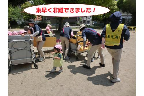 発見した職員がみんなに声をかけて<br><span style='color:#00ff00;'>不審者を刺激しないように</span>素早く集まり避難する準備！<br><br><br><span style='color:#7f00ff;'>安全に素早く避難</span>することが<br>できました。<br><br><br>みんなのだいすきな公園あそびを<br>これからも楽しめるように<br><span style='color:#ff7f00;'>安全第一</span>で過ごすようにしますね。<br><br><br>また、次回のブログもお楽しみに<span style='color:#ffff00;'>★</span>