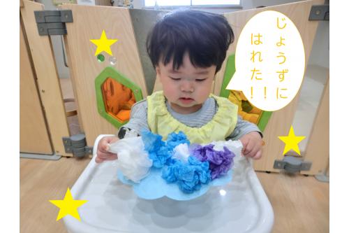 クシャっと握って丸めたお花紙を<br>「<span style='color:#7a7aff;'>どうぞー！</span>」と先生に渡してくれたり、<br><span style='color:#bcff7a;'>画用紙</span>にペタっと貼って楽しみました<span style='color:#ff007f;'>♫</span>