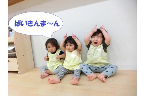 「<span style='color:#ff0505;'>アンパンマン</span>」や「<span style='color:#7f00ff;'>バイキンマン</span>」など<br>キャラクターの名前を言いながら<br>とても上手に<span style='color:#75ffba;'>手遊び</span>をしてくれます<span style='color:#00ff00;'>♪</span>